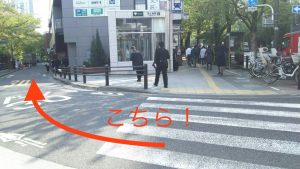堀沿いに曲がる写真