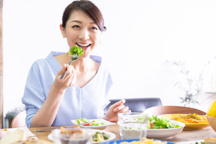 食事だけでバストアップは可能？効果的な食べ物と成功のコツ