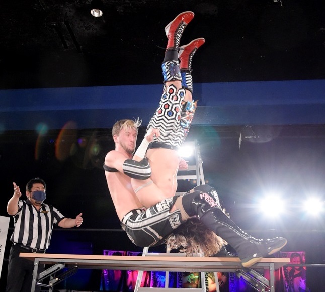 DDT UNIVERSAL王座戦線が混とん! 王者・佐々木に、クリス、吉村、MAOが4WAY戦で挑戦へ【DDT】 TOKYO HEADLINE