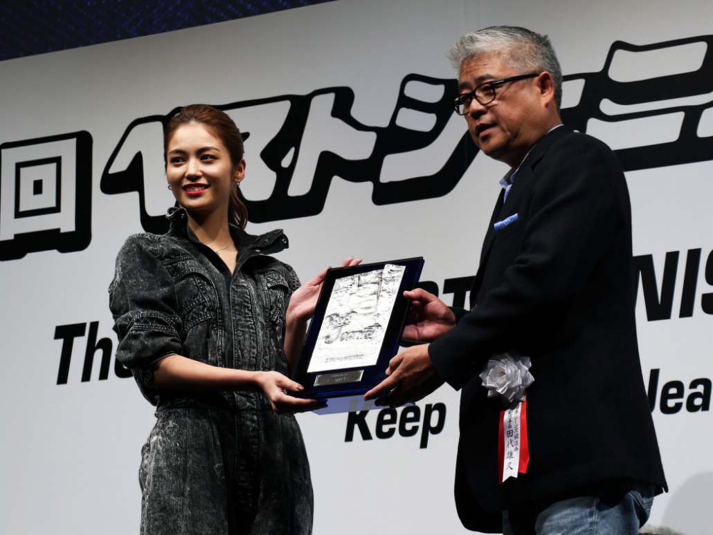 E Girls 楓が全身私服コーデでベストジーニストに登場 Tokyo Headline E Girls 楓が全身私服コーデでベストジーニストに登場 Tokyo Headline