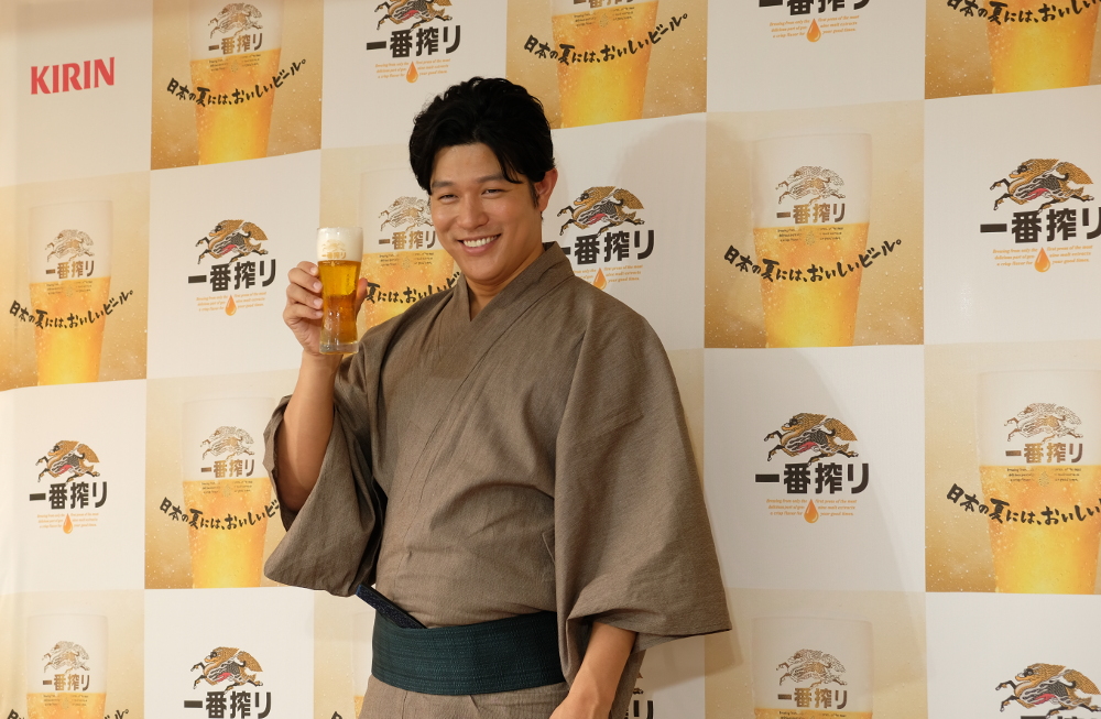 鈴木亮平が浴衣姿でキンキンの一杯 謝りたいおいしさ Tokyo Headline