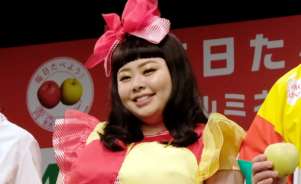 渡辺直美 アイドル風ミニスカで青森りんごをpr 中身が見えちゃってる Tokyo Headline 渡辺直美 アイドル風ミニスカで青森りんごをpr 中身が見えちゃってる Tokyo Headline