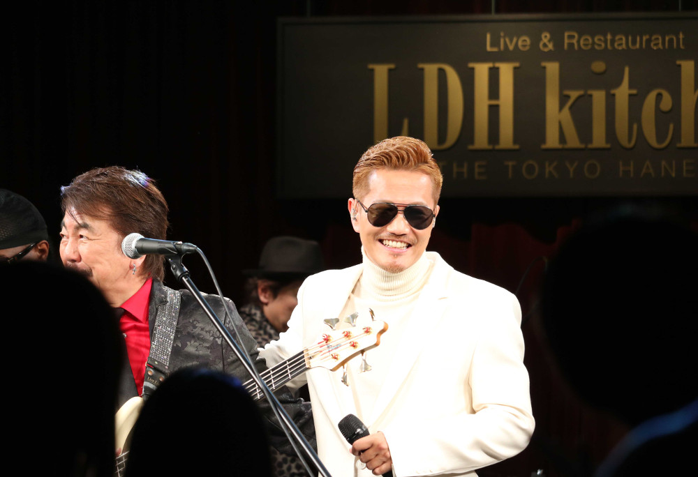 Exile Atsushiが羽田空港でサプライズライブ Tokyo Headline