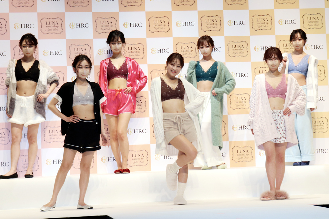 鈴木奈々 貧乳卒業 夢のcカップ でランウェイ Tokyo Headline