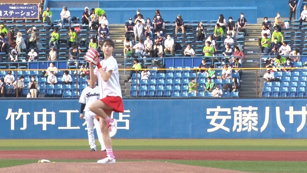 モー娘 の牧野真莉愛が交流戦で始球式 スカートひらりで80点の投球 Tokyo Headline