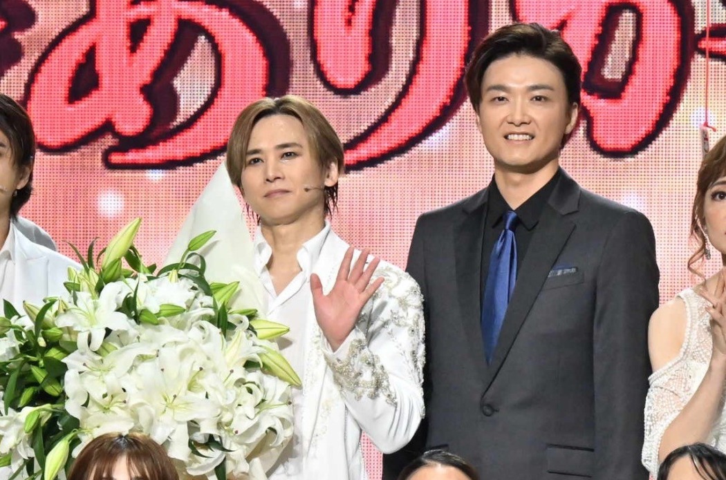 同い年の王子」堂本光一に井上芳雄が巨大な白百合の花束「いつか