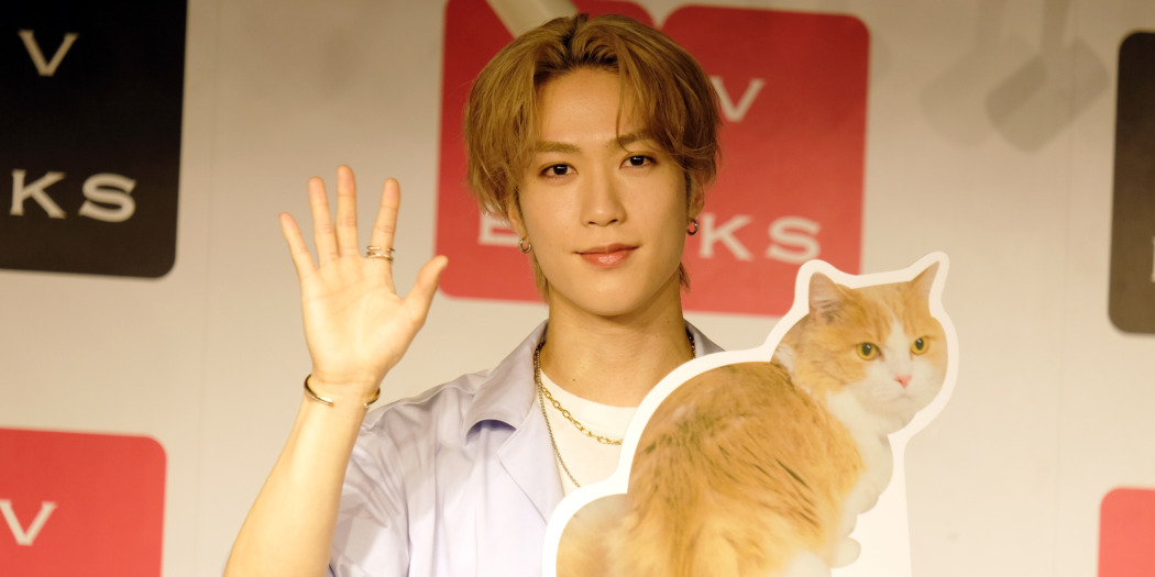 THE RAMPAGEの藤原樹、愛猫マースとフォトブック「ブラッシングは入念