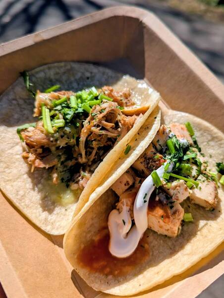 タコスもさまざまな種類が揃っている。現金、PayPayなどQRコード決済にも対応していた。