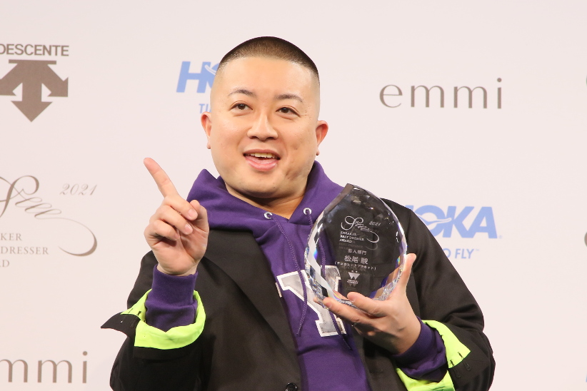 チョコプラ松尾、スニーカーベストドレッサー受賞で大喜び | TOKYO